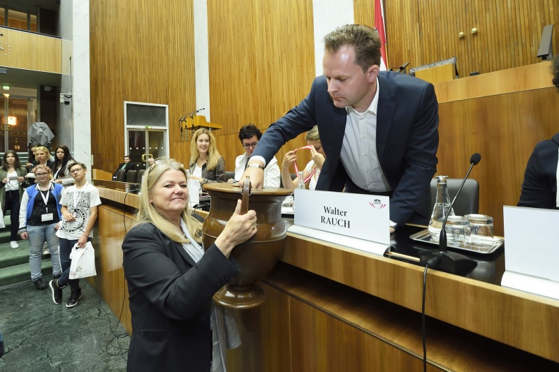 Auslosen der Klubzugehörigkeit für Nationalratsabgeordneten Walter Rauch (F)