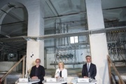 Am Podium von rechts: Parlamentsvizedirektor Alexis Wintoniak, Nationalratspräsidentin Doris Bures (S), Architekt András Pálffy
