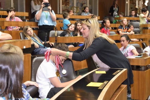 Nationalratsabgeordnete Katharina Kucharowits (S) beim Verteilen der Medaillen