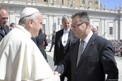 von rechts: Bundesratspräsident Josef Saller überreicht Papst Franziskus (links) bei der Generalaudienz am Petersplatz eine Nachbildung des Bischofshofener Rupertuskreuzes