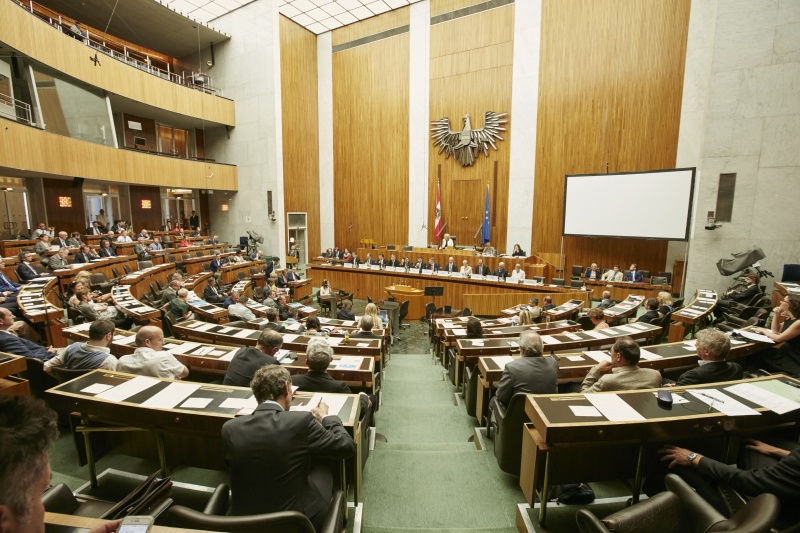 Begrüßung durch Nationalratspräsidentin Doris Bures (S). Blick Richtung VeranstaltungsteilnehmerInnen