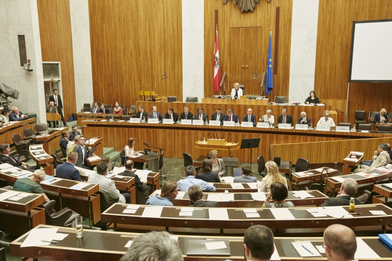 Begrüßung durch Nationalratspräsidentin Doris Bures (S). Blick Richtung VeranstaltungsteilnehmerInnen