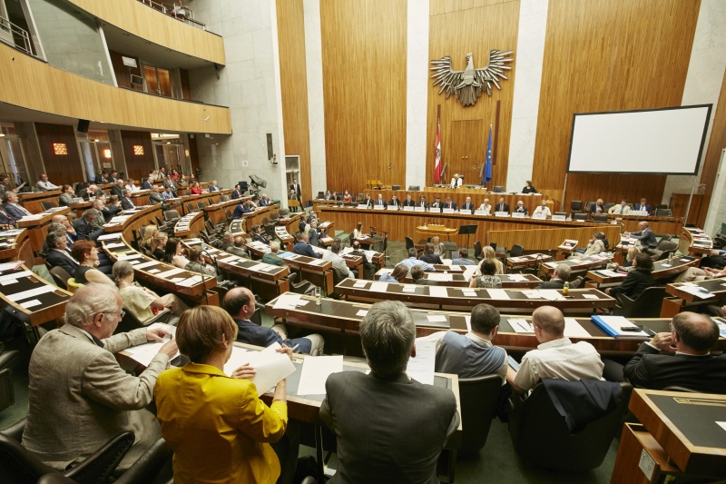 Begrüßung durch Nationalratspräsidentin Doris Bures (S). Blick Richtung VeranstaltungsteilnehmerInnen