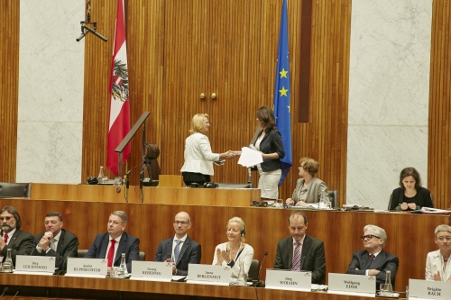 Von lilnks: Vorsitzübergabe durch Nationalratspräsidentin Doris Bures (S) an die Obfrau des Umweltausschusses Christiane Brunner (G)