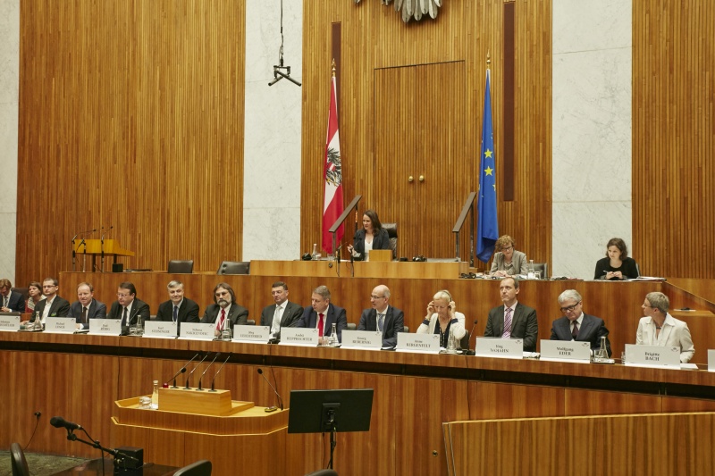 Am Präsidium: Obfrau des Umweltausschusses Christiane Brunner (G). Auf der Regierungsbank von links: Michael Losch BMWFW, Paul Rübig Europäisches Parlament, Karl Steininger Universität Graz, Nebojsa Nakicenovic IIASA, Verkehrsminister Jörg Leichtfried (S), Landwirtschaftsminister Andrä Rupprechter (V), Georg Rebernig Umweltbundesamt, Anne Bergenfelt Generaldirektion CLIMA, Jörg Wojahn EU Kommission, Wolfgang Eder VOESTALPINE, Brigitte Bach Austria Institut of Technology