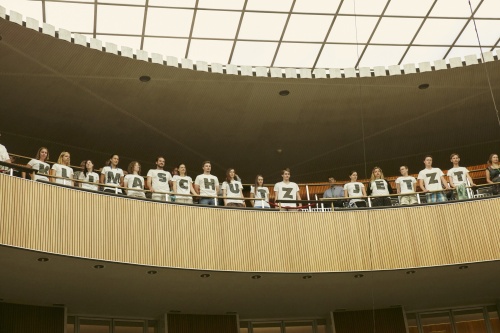 Jugendliche auf der Besuchergalerie mit der Botschaft 'Klimaschutz jetzt' auf den T-Shirts