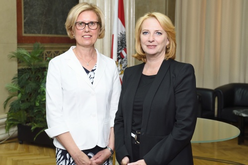 von rechts: Nationalratspräsidentin Doris Bures (S) und neue Rechnungshofpräsidentin Margit Kraker