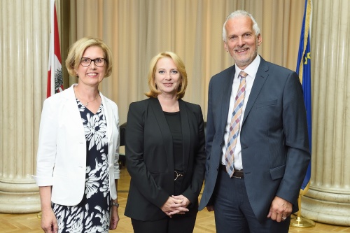 von links: Neue Rechnungshofpräsidentin Margit Kraker, Nationalratspräsidentin Doris Bures (S) und der scheidende Rechnungshofpräsident Josef Moser