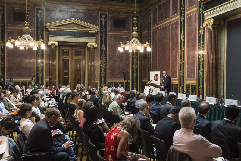 Blick Richtung VeranstaltungsteilnehmerInnen mit dem Zweiten Nationalratspräsidenten Karlheinz Kopf (V) am Rednerpult