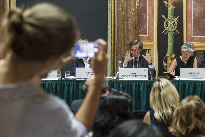 Am Podium von rechts: Kyung-wha Kang, Botschafter Peter Launsky-Tieffenthal (am Wort)