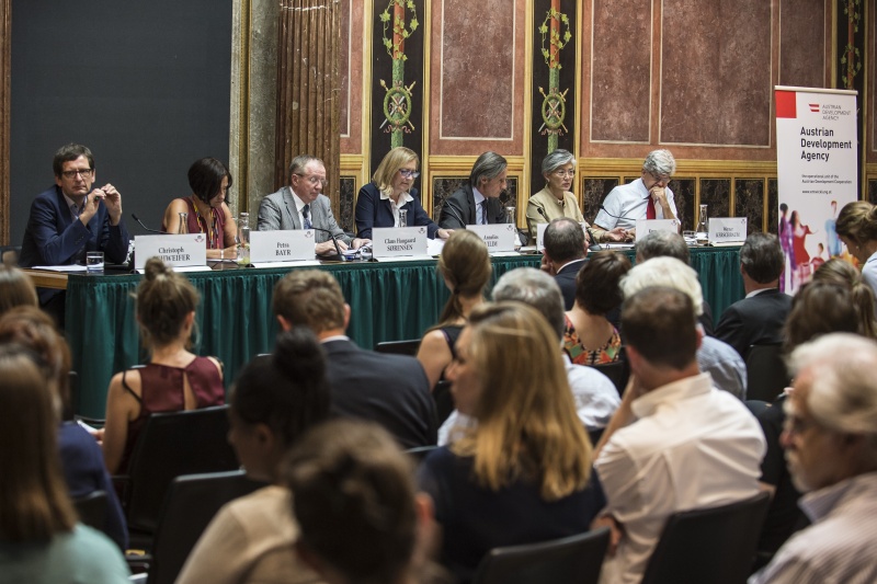 Am Podium von links: Christoph Schweifer, Nationalratsabgeordnete Petra Bayr (S), Claus Haugaard Sørensen, Annelies Vilim, Botschafter Peter Launsky-Tieffenthal, Kyung-wha Kang, Werner Kerschbaum