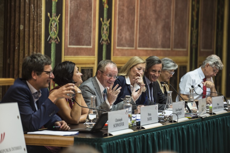 Am Podium von links: Christoph Schweifer, Nationalratsabgeordnete Petra Bayr (S), Claus Haugaard Sørensen, Annelies Vilim, Botschafter Peter Launsky-Tieffenthal, Kyung-wha Kang, Werner Kerschbaum