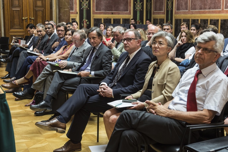 Blick Richtung VeranstaltungsteilnehmerInnen. Erste Reihe von rechts: Werner Kerschbaum, Kyung-wha Kang, Zweiter Nationalratspräsident Karlheinz Kopf (V), Botschafter Peter Launsky-Tieffenthal, Claus Haugaard Sørensen, Nationalratsabgeordnete Petra Bayr (S), Christoph Schweifer, Botschafter Al-Khairalla