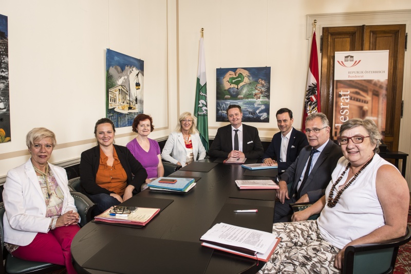 Von Links: Bundesrätin Monika Mühlwerth (F), Bundesrätin Nicole Schreyer(G), Bundesratdirektorin Susanne Bachmann, Bundesratsvizepräsidentin Ingrid Winkler (S), Bundesratspräsident Mario Lindner (S), Bundesratsvizepräsident Ernst Gödl (V), Bundesrat Edgar Mayer (V), Bundesrätin Inge Posch-Gruska (S)