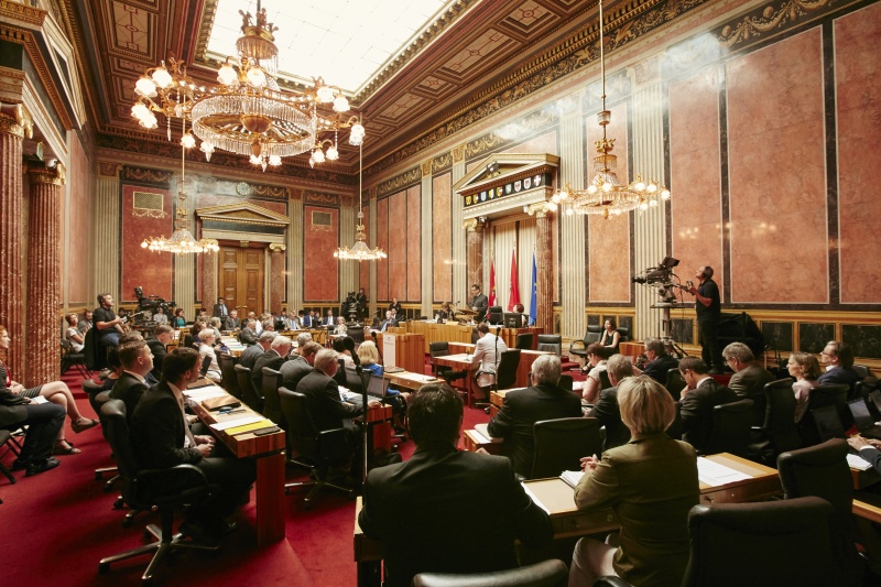 Rede von Bundesratspräsident Josef Saller (V). Blick Richtung SitzungsteilnehmerInnen