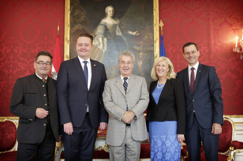 Von links: Bundesrat Josef Saller (V), Bundesratspräsident Mario Lindner (S), Bundespräsident Heinz Fischer und die BundesratsvizepräsidentInnen Indgrid Wnkler (S) und Ernst Gödl (V)