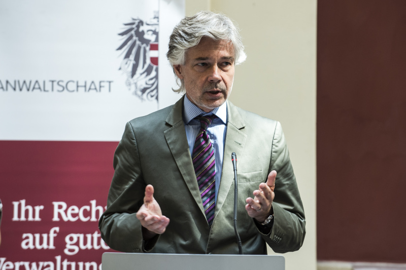 Begrüßung durch Parlamentsdirektor Harald Dossi