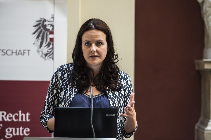 Maria Pernegger mit ihrem Vortrag 'Zwischen Bewunderung, Mitleid und Ignoranz - Die mediale Inszenierung von Menschen mit Behinderung in Massenmedien'