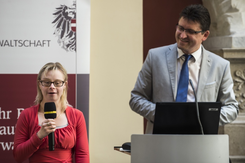 Von rechts: Jürgen Wieser mit Tochter Nicola Wieser (am Wort)