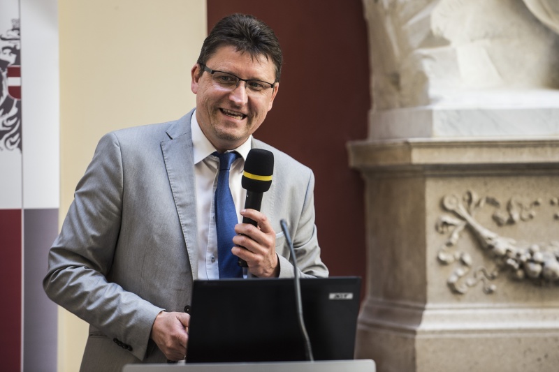 Jürgen Wieser mit seinem Vortrag 'Alles, außer gewöhnlich - Kommunikative Strategien zur besseren Medienwahrnehmung'