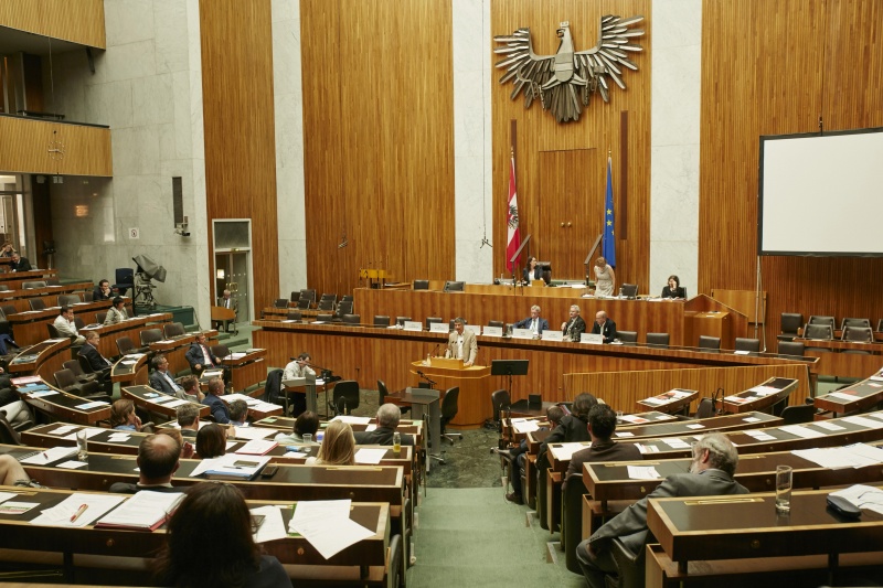 Reümee von Nationalratsabgeordneten Rudolf Plessl (S). Blick Richtung VeranstaltungsteilnehmerInnen