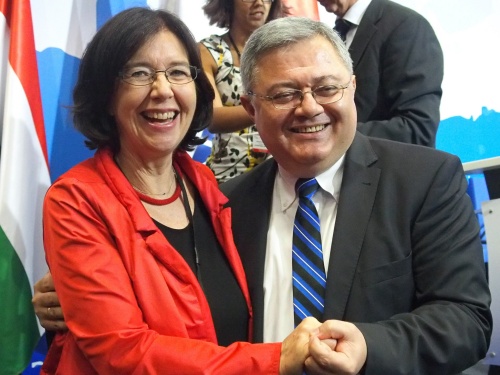 von Rechts: Präsident des georgischen Parlaments David Usupashvili gratuliert der Präsidentin der OSZE-PV Christine Muttonen (S)