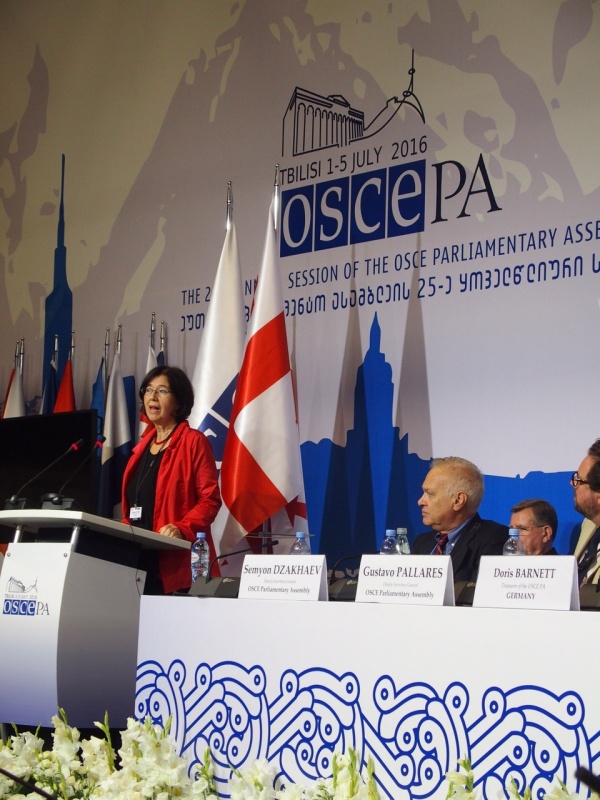 Präsidentin der OSZE-PV Christine Muttonen (S) am Rednerpult