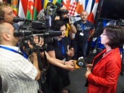 Präsidentin der OSZE-PV Christine Muttonen (S) (rechts) beim Interview