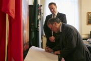 Botschafter von Italien Giorgio Marrapodi schreibt Widmung in das Gästebuch, im Hintergrund Bundesratspräsident Mario Lindner (S)
