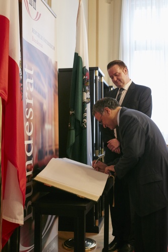 Botschafter von Italien Giorgio Marrapodi schreibt Widmung in das Gästebuch, im Hintergrund Bundesratspräsident Mario Lindner (S)