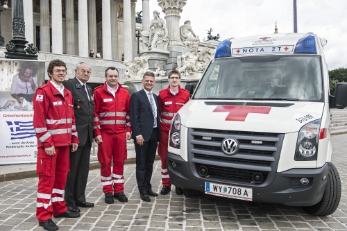 Mitarbeiter des Roten Kreues und Nationalratsabgeordneter Andreas Hanger (V) (2. von rechts) mit dem Rettungsfahrzeug