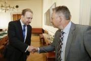 Von links: Der Slowakische Botschafter S.E. Juraj Machac begrüßt Nationalratsabgeordneten Jürgen Schabhüttl (S)