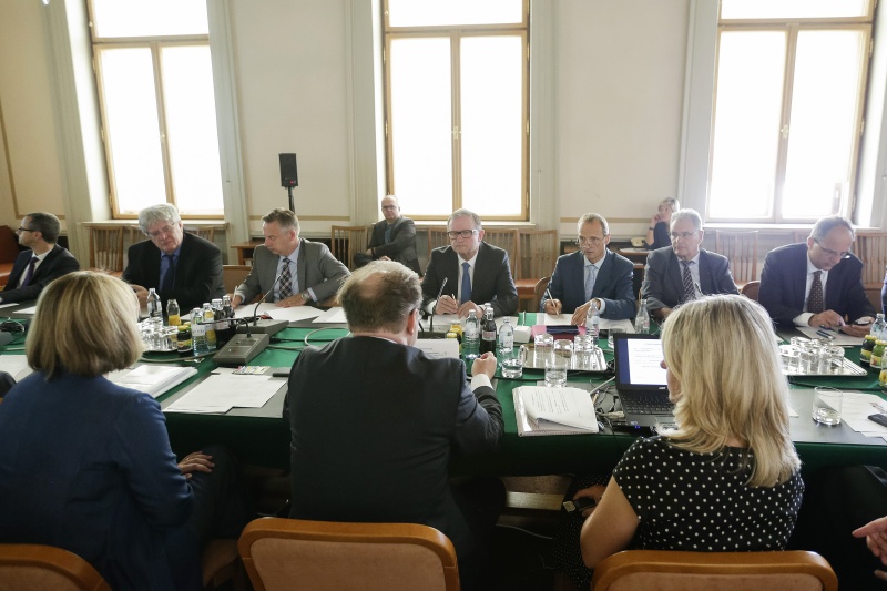 Blick Richtung österreichische Delegation. Von links: Parlamentsbediensteter, Bundesrat Stefan Schennach (S), Nationalratsabgeordneter Jürgen Schabhüttl (S), Zweiter Nationalratspräsident Karlheinz Kopf (V), Nationalratsabgeordneter Wolfgang Gerstl  (V); Bundesrat Edgar Mayer (V), Nationalratsabgeordneter Johannes Hübner (F)