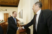Von links: Der Slowakische Botschafter S.E. Juraj Machac begrüßt Nationalratsabgeordneten Johannes Hübner (F)