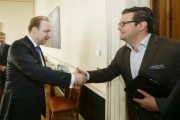 Von links: Der Slowakische Botschafter S.E. Juraj Machac begrüßt Natinalratsabgeordneten Wendelin Mölzer (F)