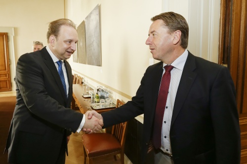 Von links: Der Slowakische Botschafter S.E. Juraj Machac begrüßt Nationalratsabgeordneten Erwin Angerer (F)
