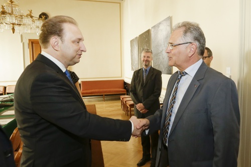 Von links: Der Slowakische Botschafter S.E. Juraj Machac begrüßt Bundesrat Edgar Mayer (V)