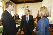 Von links: Der Slowakische Botschafter S.E. Juraj Machac (Mitte) im Gespräch mit VeranstaltungstielnehmerInnen