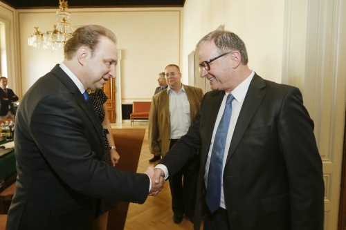 Von links: Der Slowakische Botschafter S.E. Juraj Machac begrüßt den Zweiten Nationalratspräsidenten Karlheinz Kopf (V)