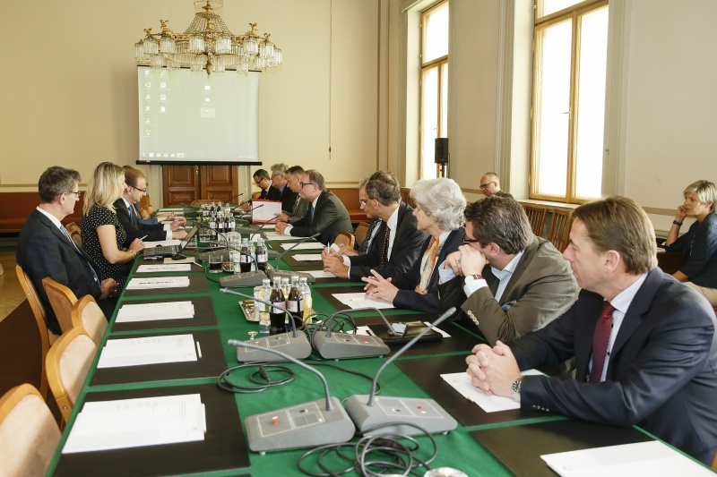 Aussprache. Linke Tischhälfte: Slowakische Delegation mit Botschafter S. E. Juraj Machac (3. von links.). Rechte Tischhälfte: Österreichische Delegation von rechts die Nationalratsabgeordneten Erwin Angerer (F), Wendelin Mölzer (F) Barbara Rosenkranz (F), Johannes Hübner (F), Bundesrat Edgar Mayer (V), Zweiter Nationalratspräsident Karlheinz Kopf (V), Nationalratsabgeordneter Jürgen Schabhüttl (S), Bundesrat Stefan Schennach (S) und Parlamentsbediensteter