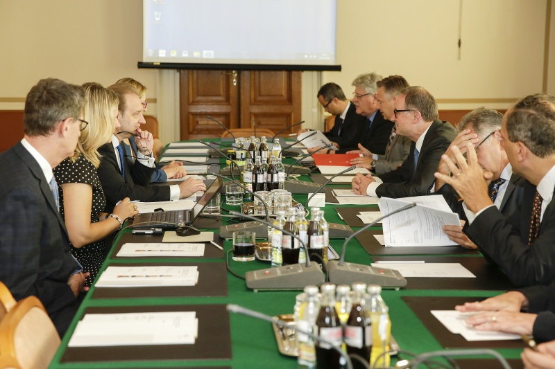 Aussprache. Linke Tischhälfte: Slowakische Delegation mit Botschafter S. E. Juraj Machac (3. von links.). Rechte Tischhälfte: Österreichische Delegation von rechts Nationalratsabgeordneter Johannes Hübner (F), Bundesrat Edgar Mayer (V), Zweiter Nationalratspräsident Karlheinz Kopf (V), Nationalratsabgeordneter Jürgen Schabhüttl (S), Bundesrat Stefan Schennach (S) und Parlamentsbediensteter