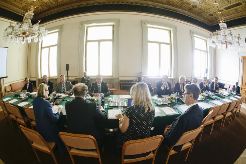 Blick Richtung österreichische Delegation. Von links: Parlamentsbediensteter, Bundesrat Stefan Schennach (S), Nationalratsabgeordneter Jürgen Schabhüttl (S), Zweiter Nationalratspräsident Karlheinz Kopf (V), Bundesrat Edgar Mayer (V); Nationalratsabgeordneter Johannes Hübner (F), Nationalratsabgeordnete Barbara Rosenkranz (F), Nationalratsabgeordneter Wendelin Mölzer (F), Nationalratsabgeordnetenr Erwin Angerer (F) und Nationalratsabgeordneter Rainer Hable (N)