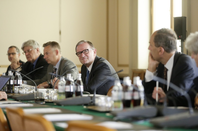 Blick Richtung österreichischer Delegation unter dem Vorsitz des Zweiten Nationalratspräsidenten Karlheinz Kopf (V) (2. von rechts)