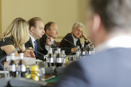 Der Slowakische Botschafter S.E. Juraj Machac während der Aussprache (2. von links)