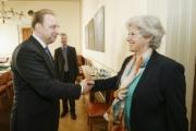 Von links: Der Slowakische Botschafter S.E. Juraj Machac begrüßt Nationalratsabgeordnete Barbara Rosenkranz (F)