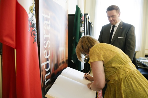 Botschafterin von Großbritanien Susan Le Jeune schreibt eine Widmung in das Gästebuch.Iim Hintergrund Bundesratspräsident Mario Lindner (S)