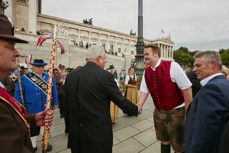 Steirische Blasmusik vor dem Parlament. Von rechts:  Bundesratspräsident Mario Lindner (S) begrüßt den Landeshauptmann der Steiermark Hermann Schützenhöfer