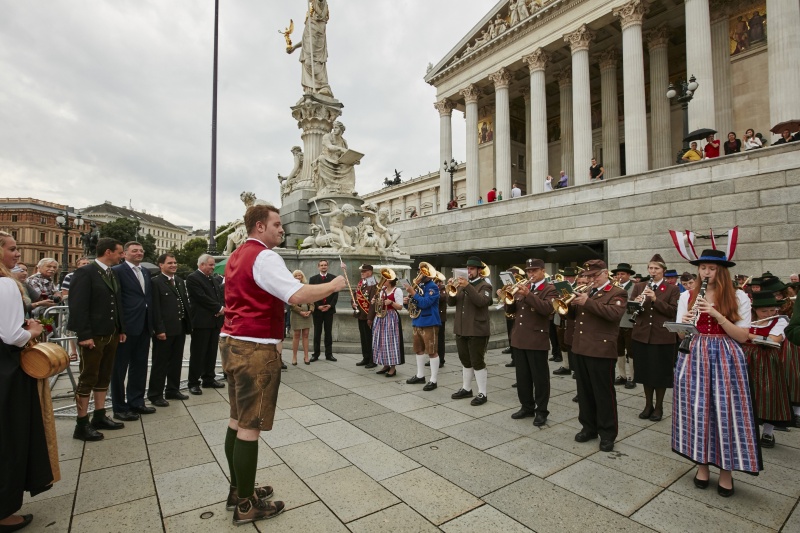 Bundesratspräsident Mario Lindner (S) dirigiert die steirische Blasmusik vor dem Parlament