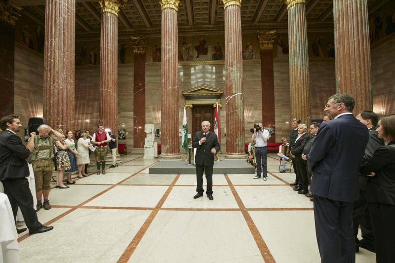 Rede von Landeshauptmann der Steiermark Hermann Schützenhöfer. Blick Richtung VeranstaltungsteilnehmerInnen