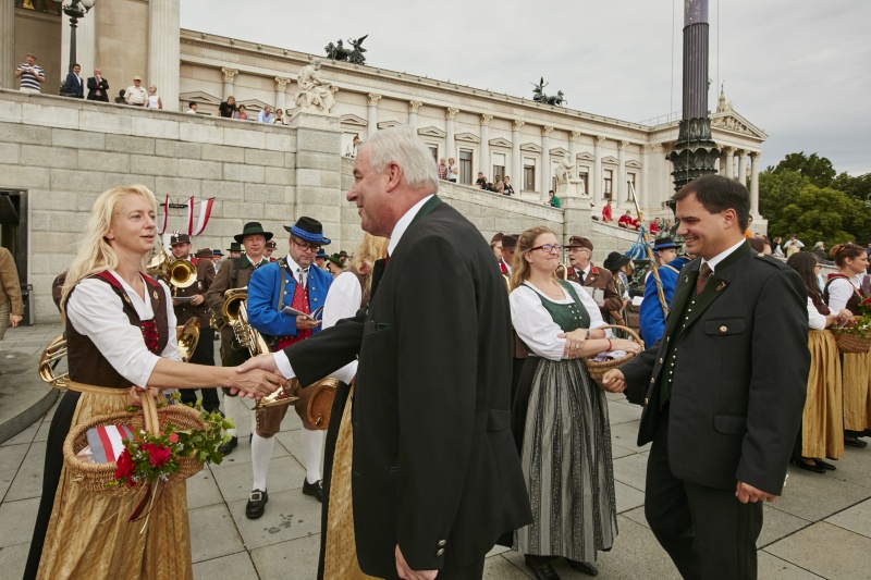 Steirische Blasmusik vor dem Parlament. Von links: Landeshauptmann der Steiermark Hermann Schützenhöfer, Landeshauptmann-Stellvertreter der Steiermark Michael Schickhofer